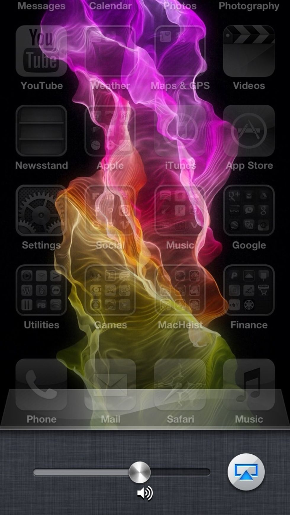 This is the state that the iDevice will be in after tapping 'Done' from the previous step. Tap the center of the iDevice to return to the default state and begin playing with the mirroring function.