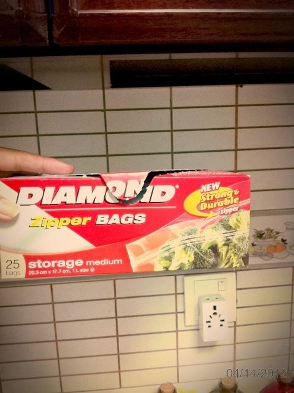 This is the zipper bag box. The siZe is 20 to 17