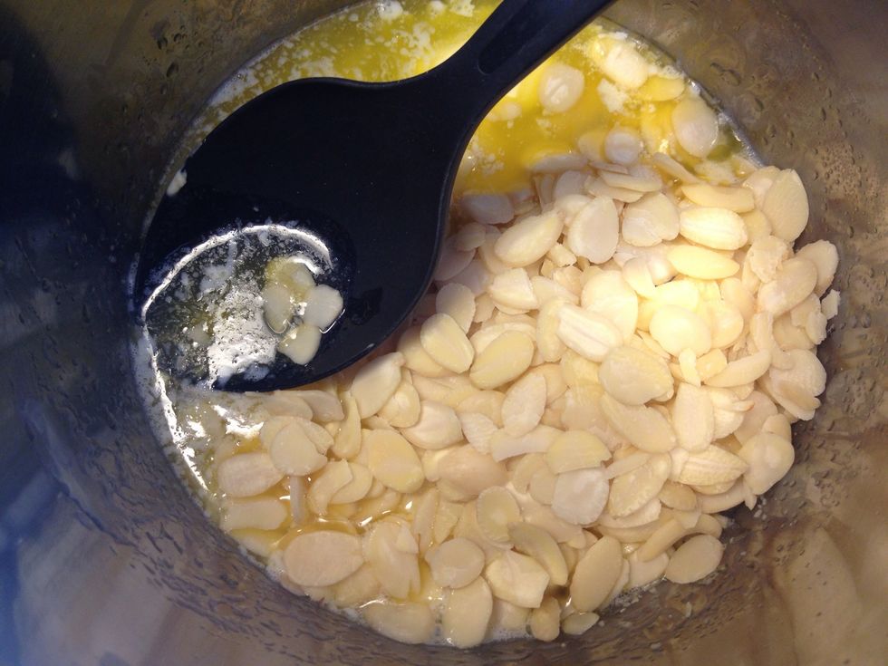 This is what gives the cake its name, Tosca. It contains butter, almonds, sugar (or in this case cane syrup), milk and flour. Mix the melted butter with the almonds.