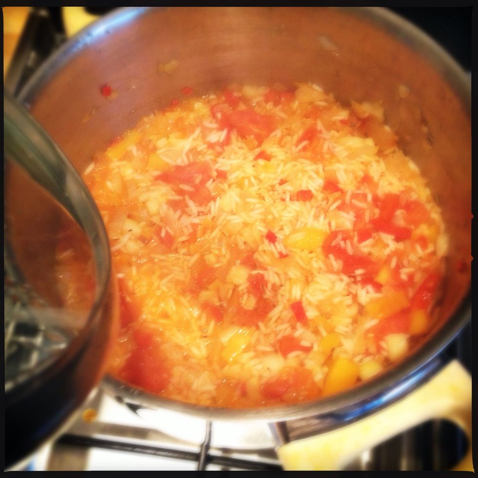 This is what it should look like when the cooking time is over. The water is almost gone. Leave it to steam a bit dryer for a few minutes, it's not suppose to be very wet when we stuff the tomatoes.