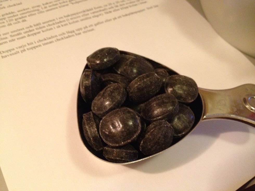 This is what the candies look like...they are hard and melts on your tongue. Inside there's a salty powder.