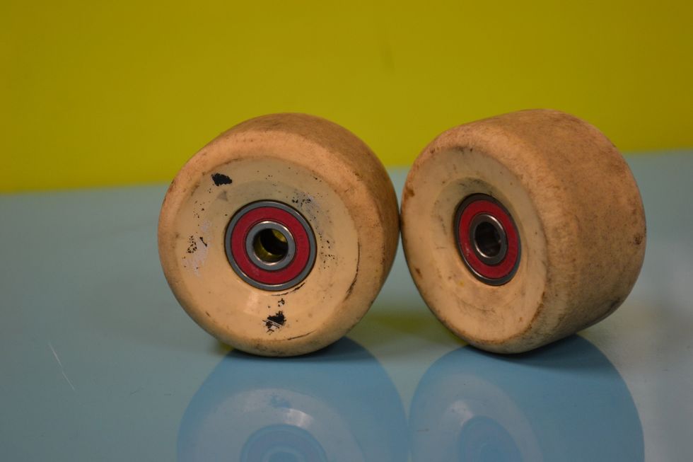 This is what the wheels should look like with bearings.