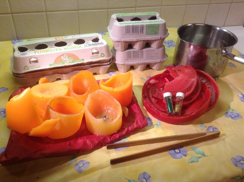 This is what you need: candle ends, egg cartons, glitter, a kettle and pincers. You can also use scissors.