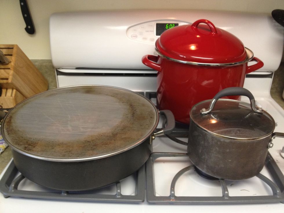 this is what your stove top should look like now! boiling noodles, cooking sausage, and simmering sauce.