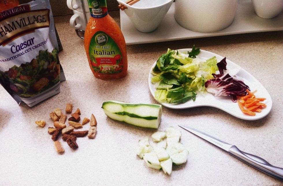 This is where you can have a little fun picking your fav salad mix. I picked basic salad fixings (Italian dressing, carrots, red cabbage, cucumbers, mixed greens, cheese and croutons). Note the order.