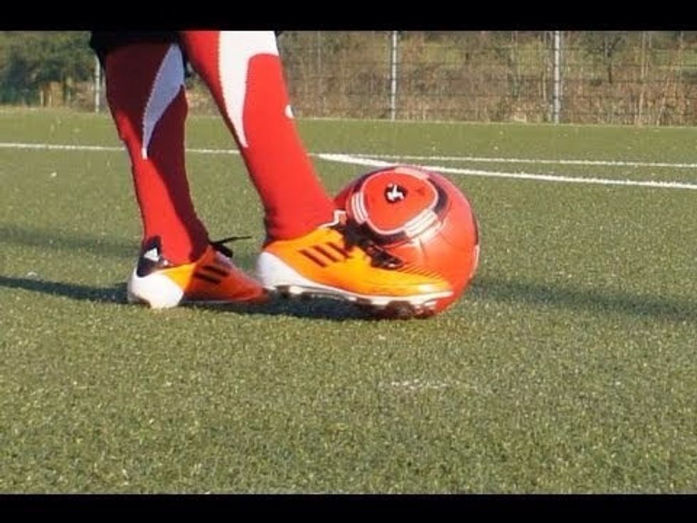 This is where you want to hit the ball. Not to high (or else the ball will go straight down), not to low (or else the ball will go to high) but with the inside of your foot.