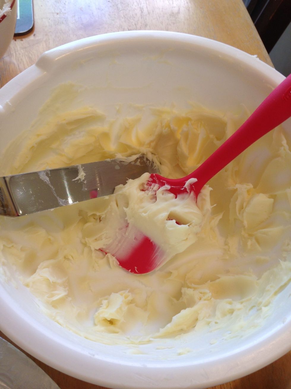 This is white chocolate ganache. Depending on the colour you plan to make the snakeskin, you could use either white or darker chocolate. I was undecided so I opted to use white just in case!