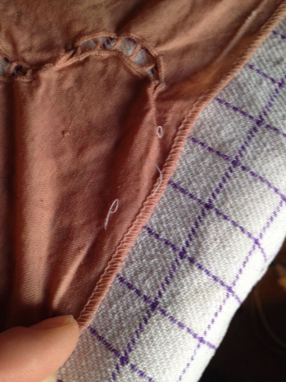 This just to show you, that the polyester thread didn't take the colour. The fabric is still wet in this picture, so the colour is much darker than it will be when it dries.