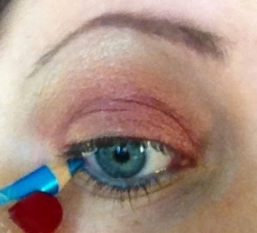 This look works because it's about clashing colours but it does look effective and striking when finished. In the waterline I'm adding a turquoise kohl liner.