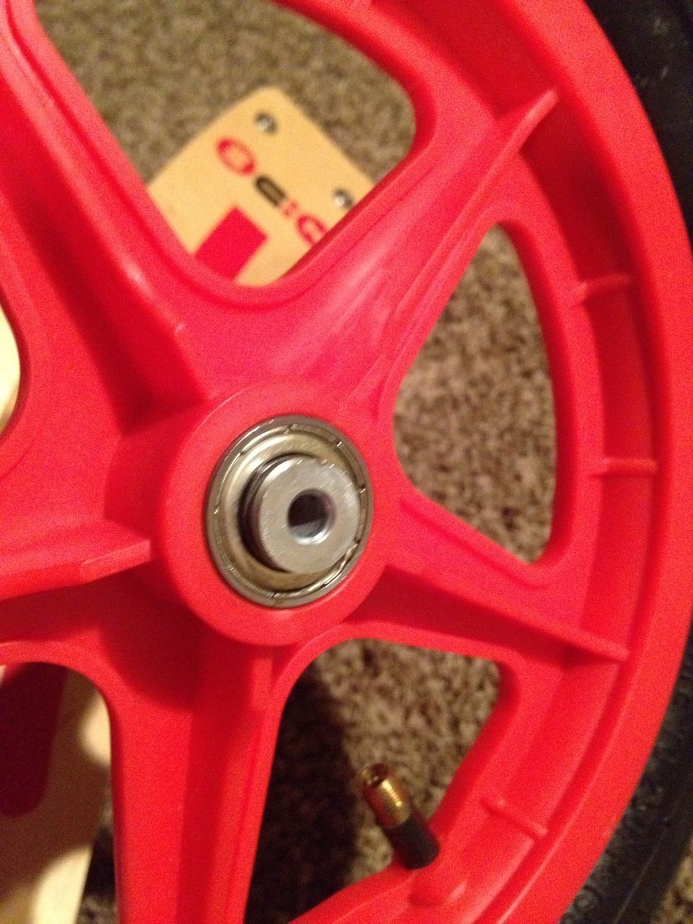 This piece fits tightly in the center of the axle.