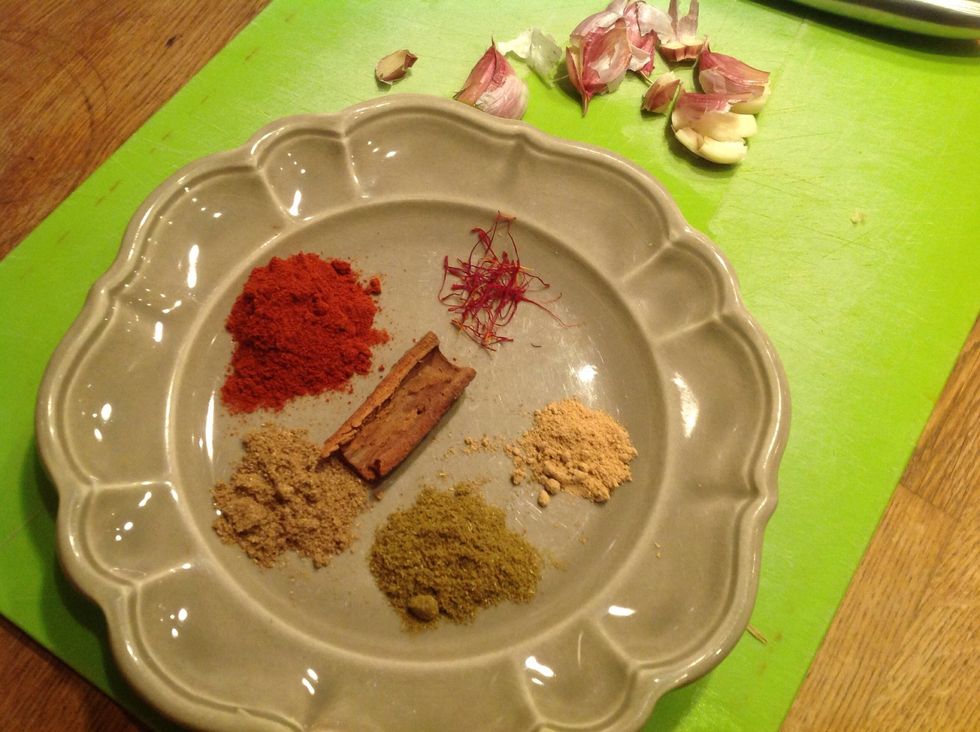 This shows the spices used.  Cinnamon stick in the centre, then clockwise from top: saffron; ground ginger; ground cumin; ground coriander; paprika.