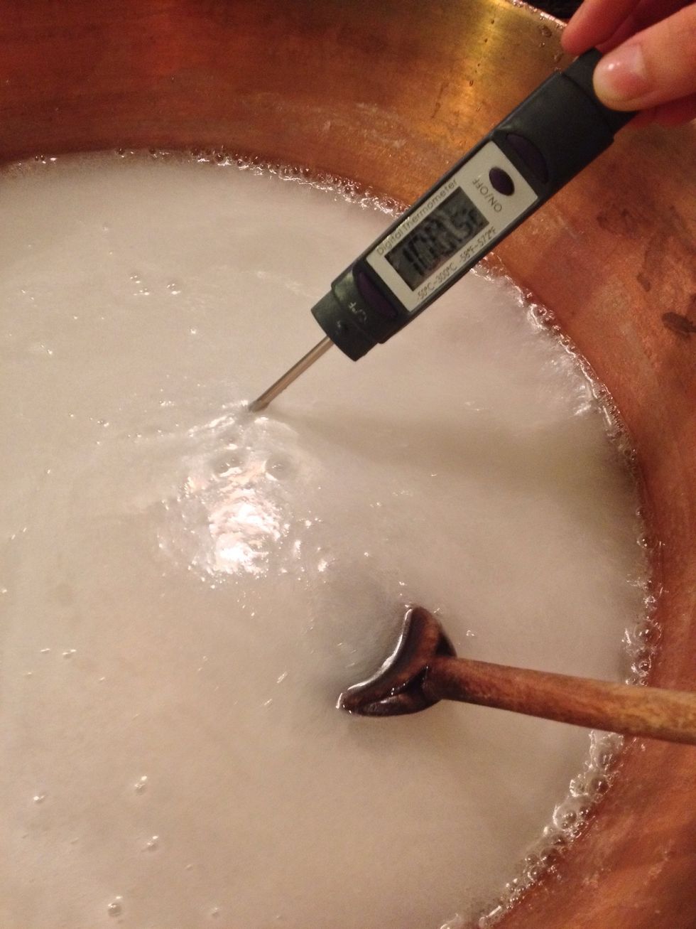 This syrup mark 100\u00b0C / 212\u00b0F with a thermometer and 20\u00b0Be (with a sugar densimeter). This syrup must be translucent. When plunges a skimmer and that the spring once, it coats it.