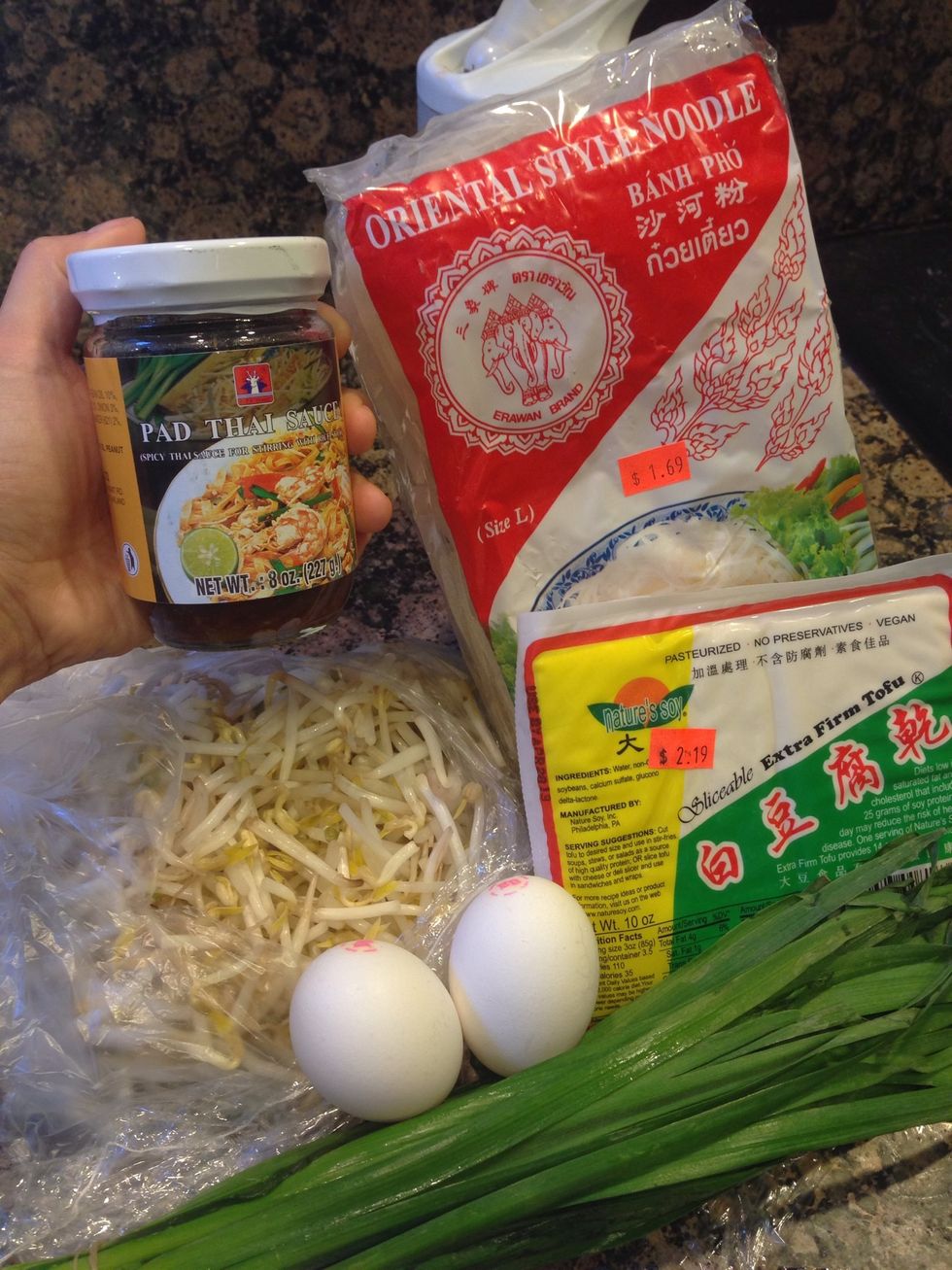 This time I don't put any meat. Just tofu and eggs. Any shop that sell bean sprout and tofu will have Chinese chives in the fridge section.