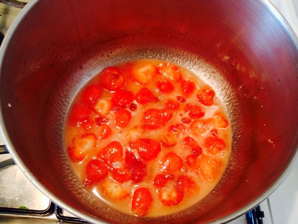 This time we are going to make a strawberry sauce. Marinate the strawberries with sugar, liquidize them, add a little bit of gelatine.