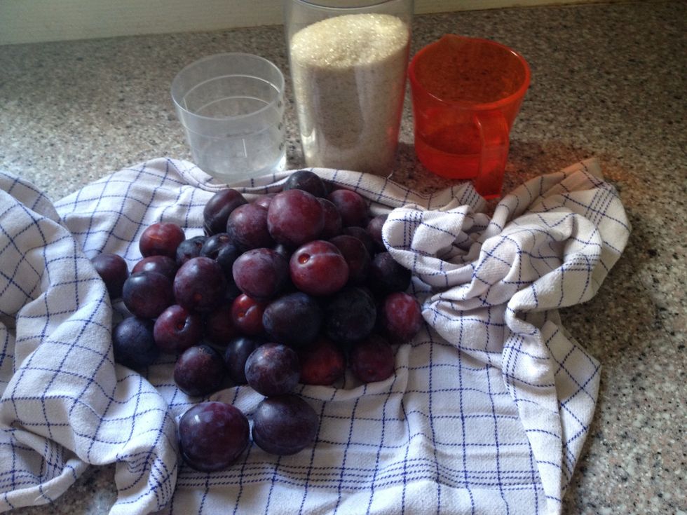 This will take 3 days, not a lot of work just a slow gentle process so that the plums remains whole.Rinse your plums and dry them. Pour vinegar, water and sugar in a pot and bring to the boil.