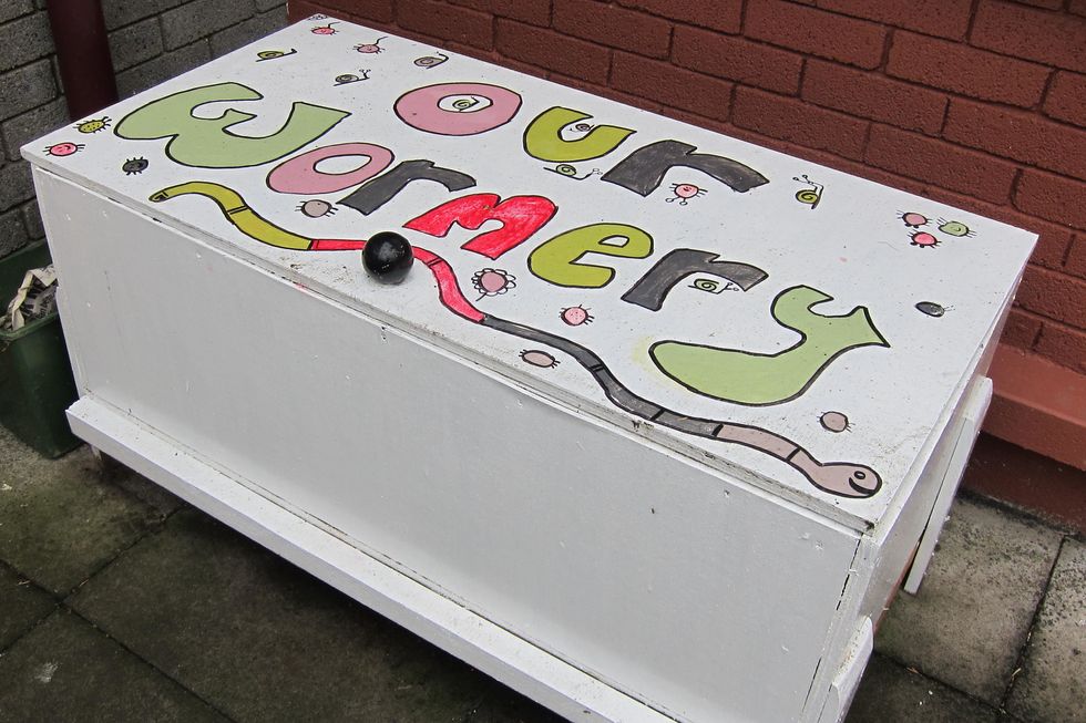 This wooden wormery is used by Ballygarret National School and the plans for this type of bin are available at: http://www.stopfoodwaste.ie/home-composting/building-my-own/