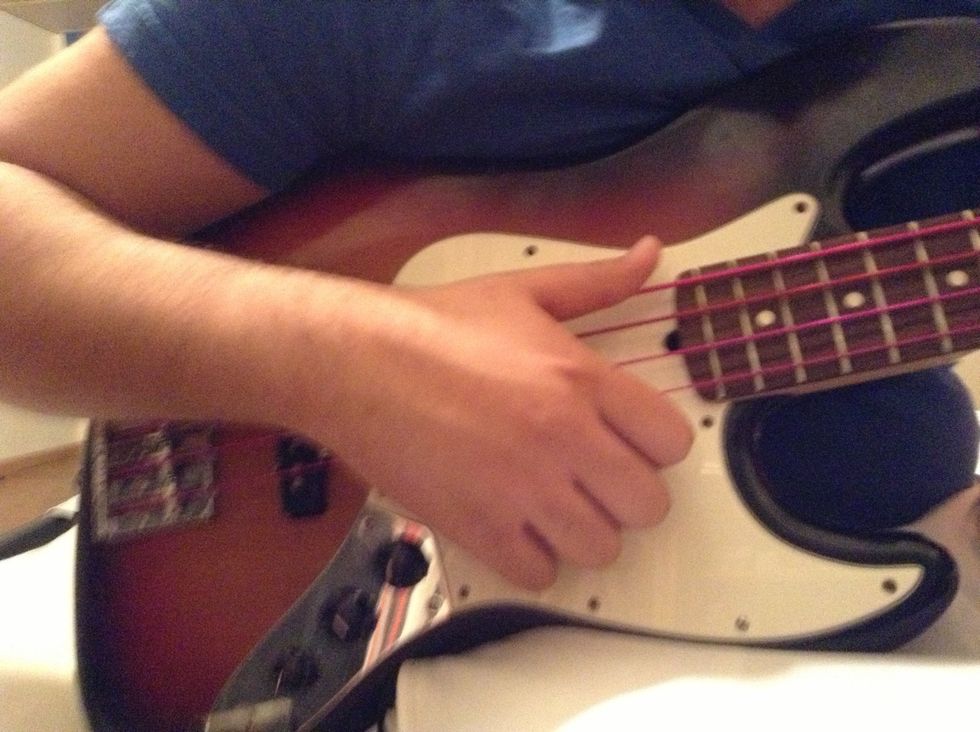 This would be the proper starting position for a slap riff