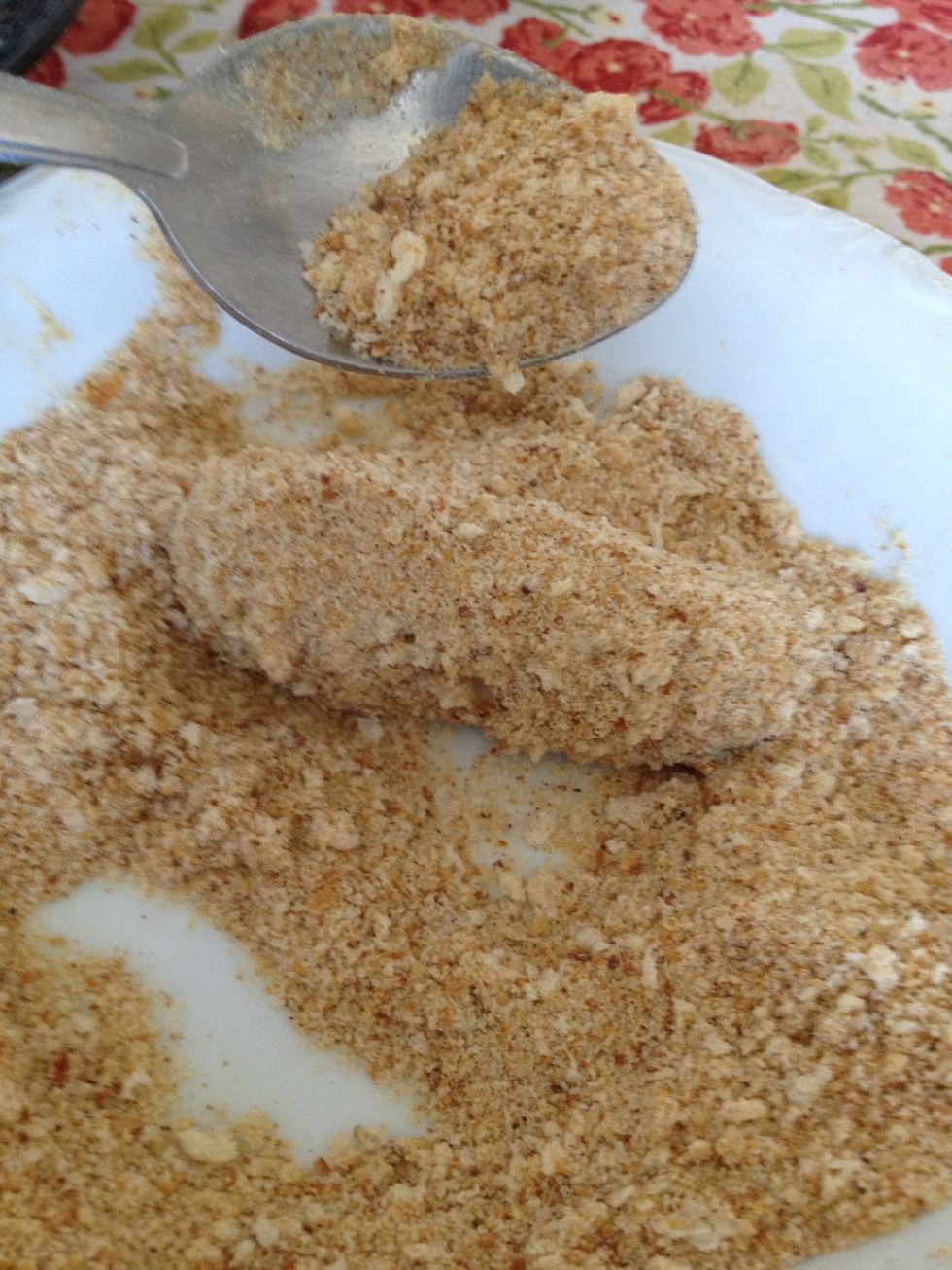 Thoroughly coat the croquettes with the breadcrumbs