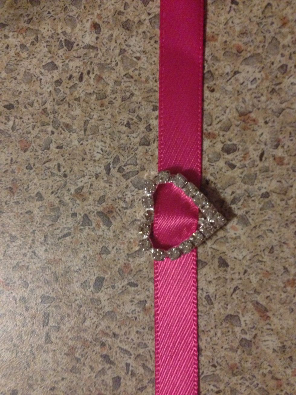 Thread your ribbon through the loop like so and make sure your heard is in the exact middle.