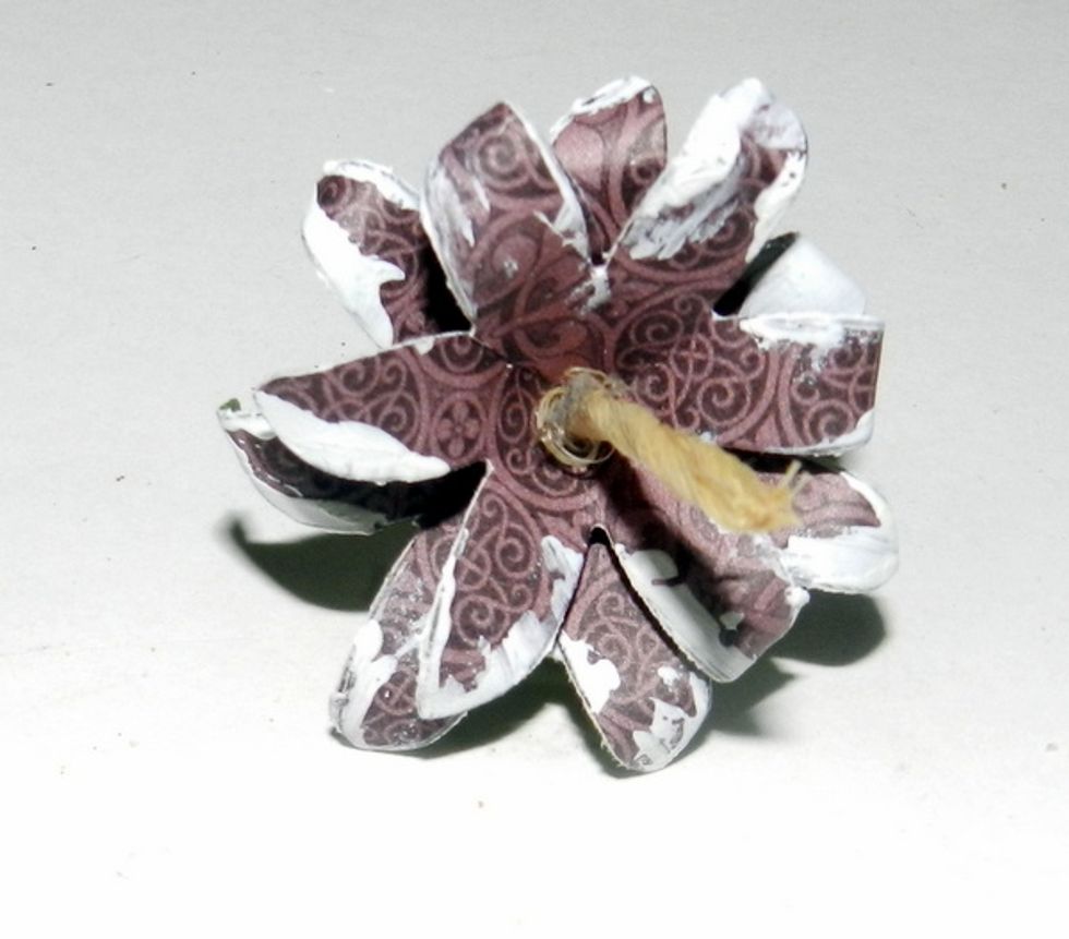 Through the hole, pass a piece of string.