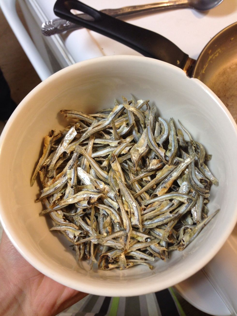 Throw a cup of ikan bilis into a pan and fry for a few minutes.