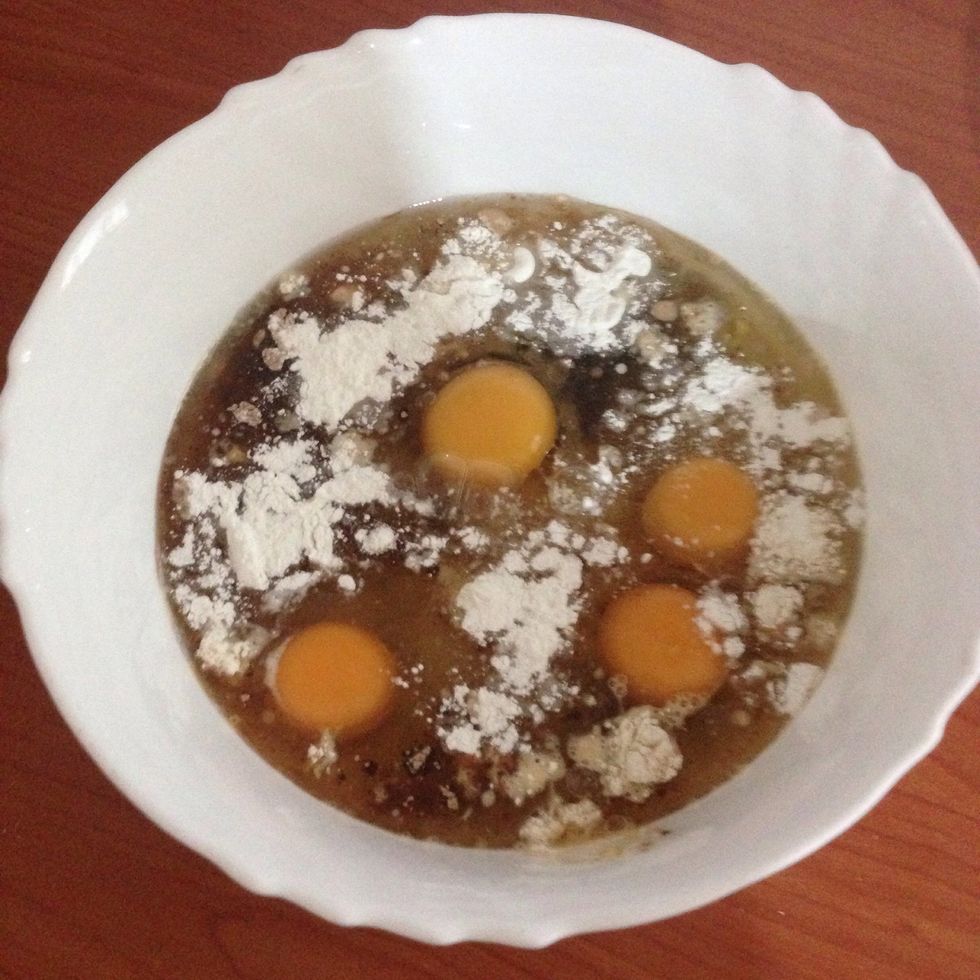 Throw everything in a big bowl. Nutella and Smarties are for decorating the cake. (Echar todo en un un bol grande. La Nutella y los Lacasitos son para decorar la tarta al final)