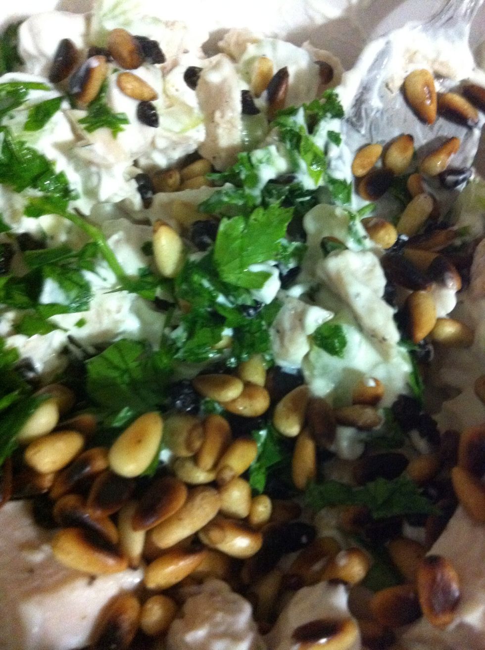 Throw everything into the bowl. Add a little squeeze of lemon juice, black pepper and salt. Mix all together!