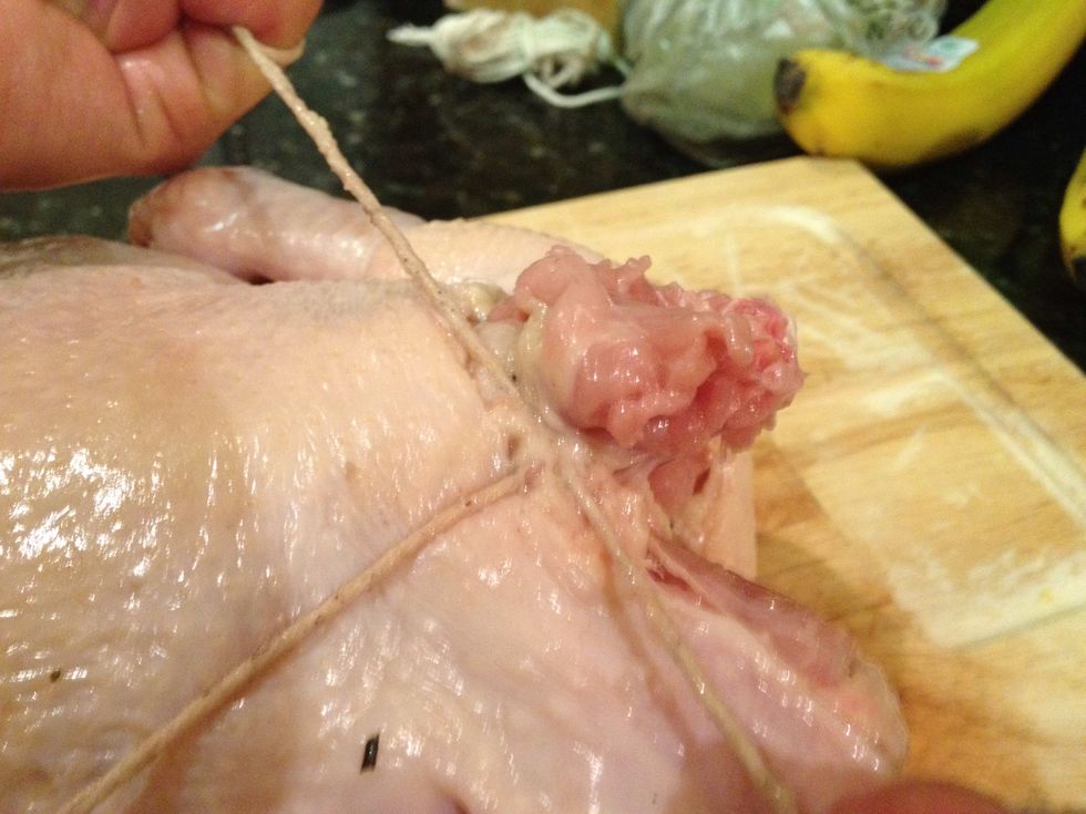 Tie a slipknot around the neck of the chicken.