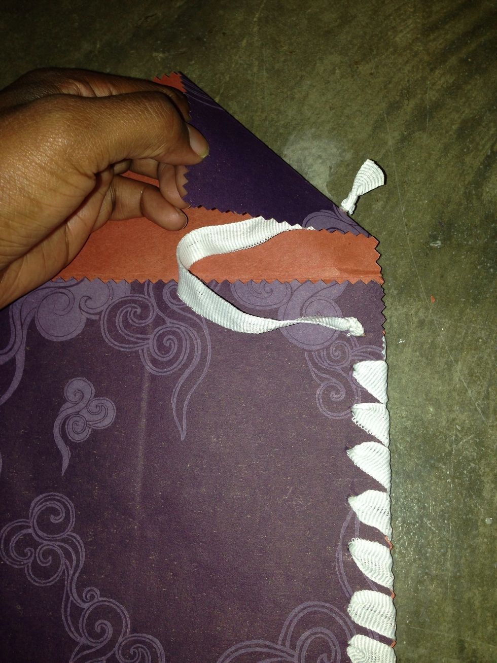 Tie another knot at the end of the ribbon.