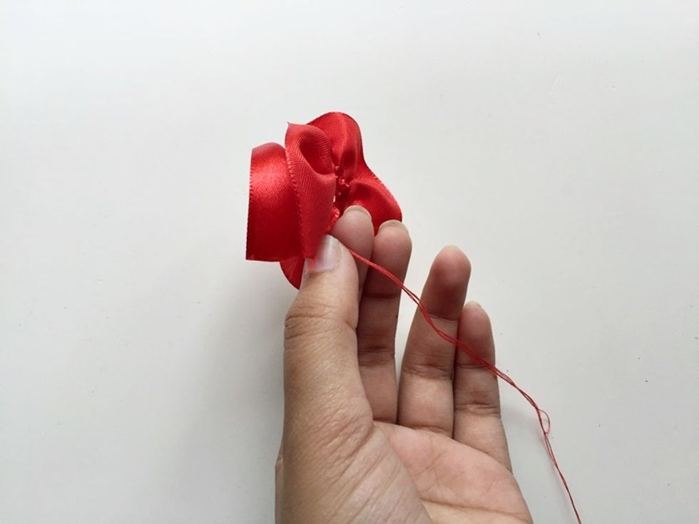 Tie both ends of the thread if you're satisfied with the ruffle.