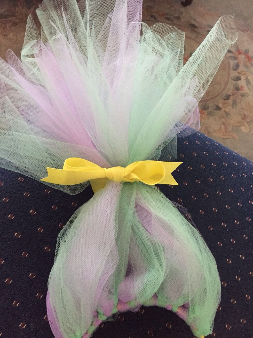Tie bow in the middle of the 'hair'.