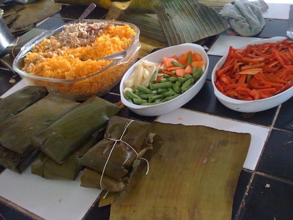 tie... by pairs...how??? get the corners up.. put them together and roll down .. ones you reach the masa close the sides inside.. need to be very tie .. need to cook in water at least for 2 hours..