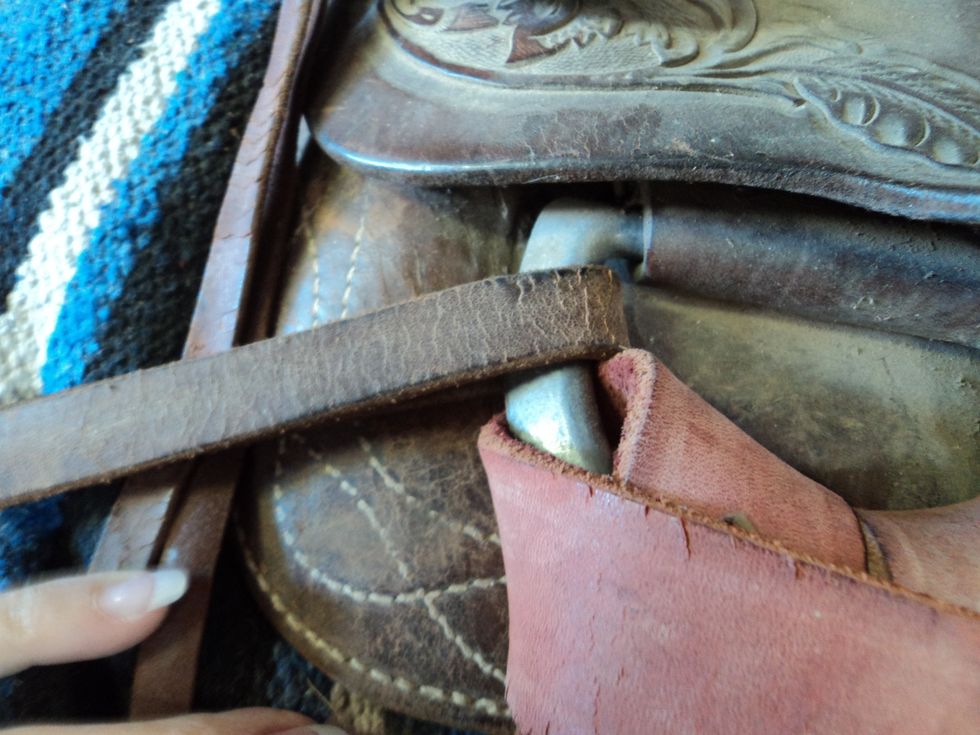 Tie the breast strap around the front rigging dee (fdr) and loop behind it and buckle it.