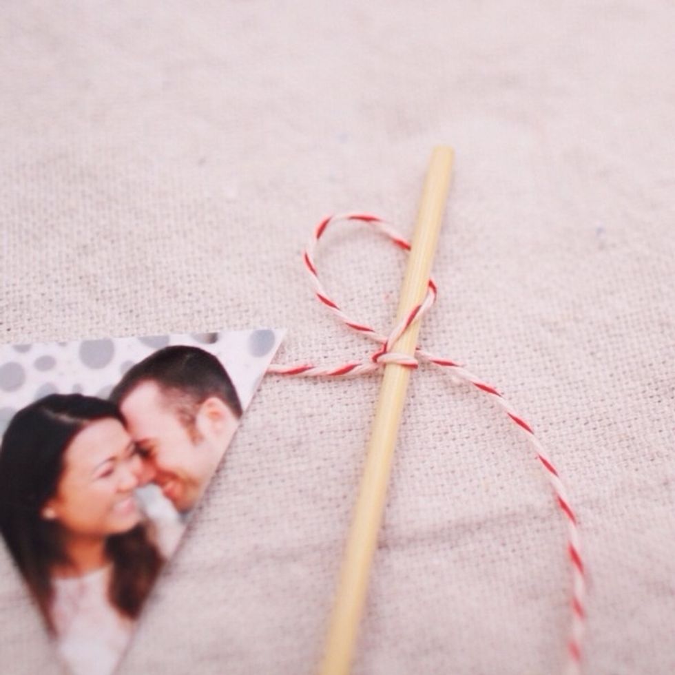 Tie the ends of the twine to the skewers.