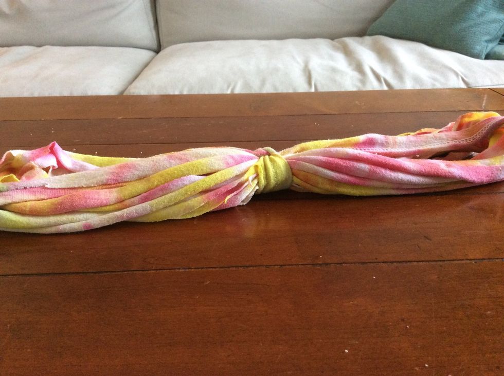 Tie the extra cut-off loop around the middle of the other loops. Make sure to tie it twice, so it is extra tight!