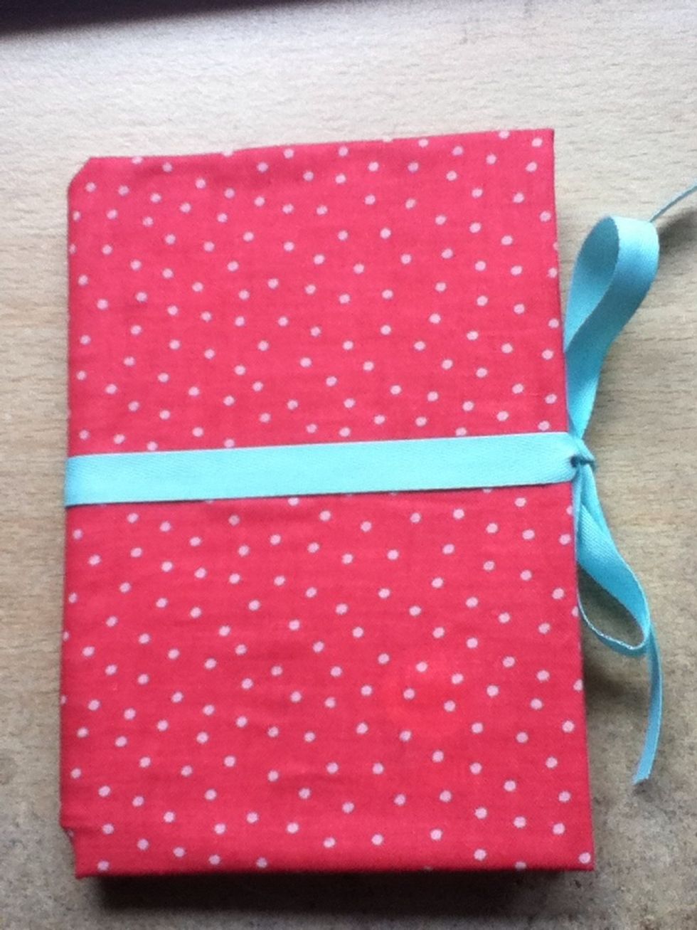 Tie the ribbon in a bow: taa daa! Feel free to add any other decorations you want.