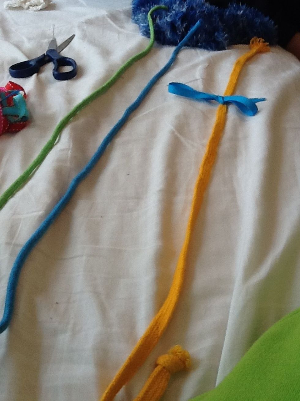 Tie the ribbon in bows on the shoe laces