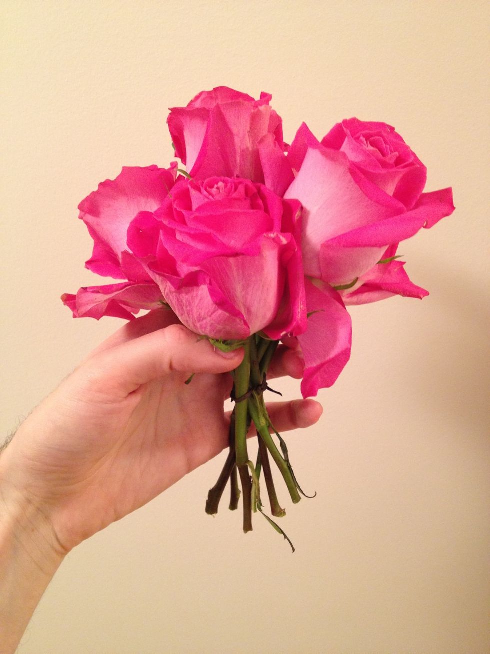 Tie the roses and trim them.