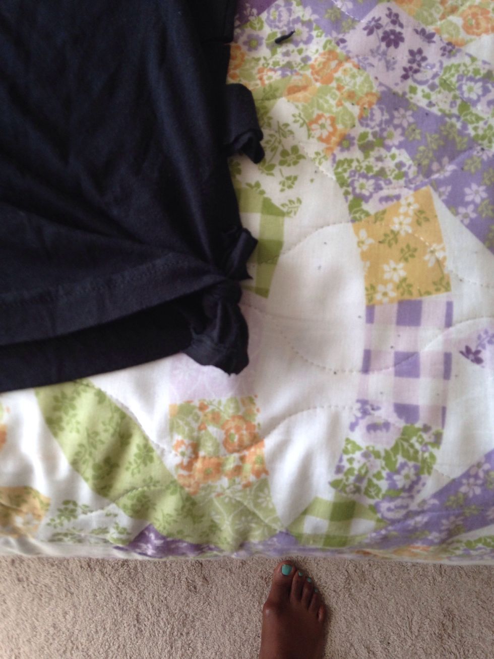 Tie the slits bottom of the shirt on both sides.