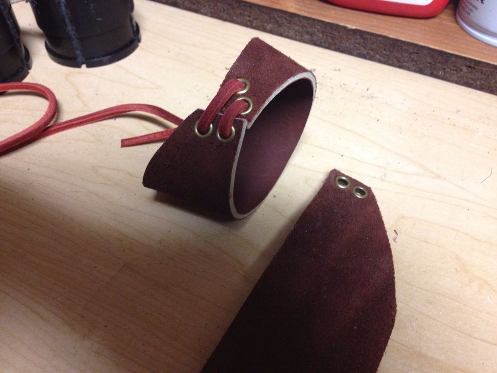 Tie together both sides like this, making sure you have enough length on the end side because you will need to tie off the nose bridge