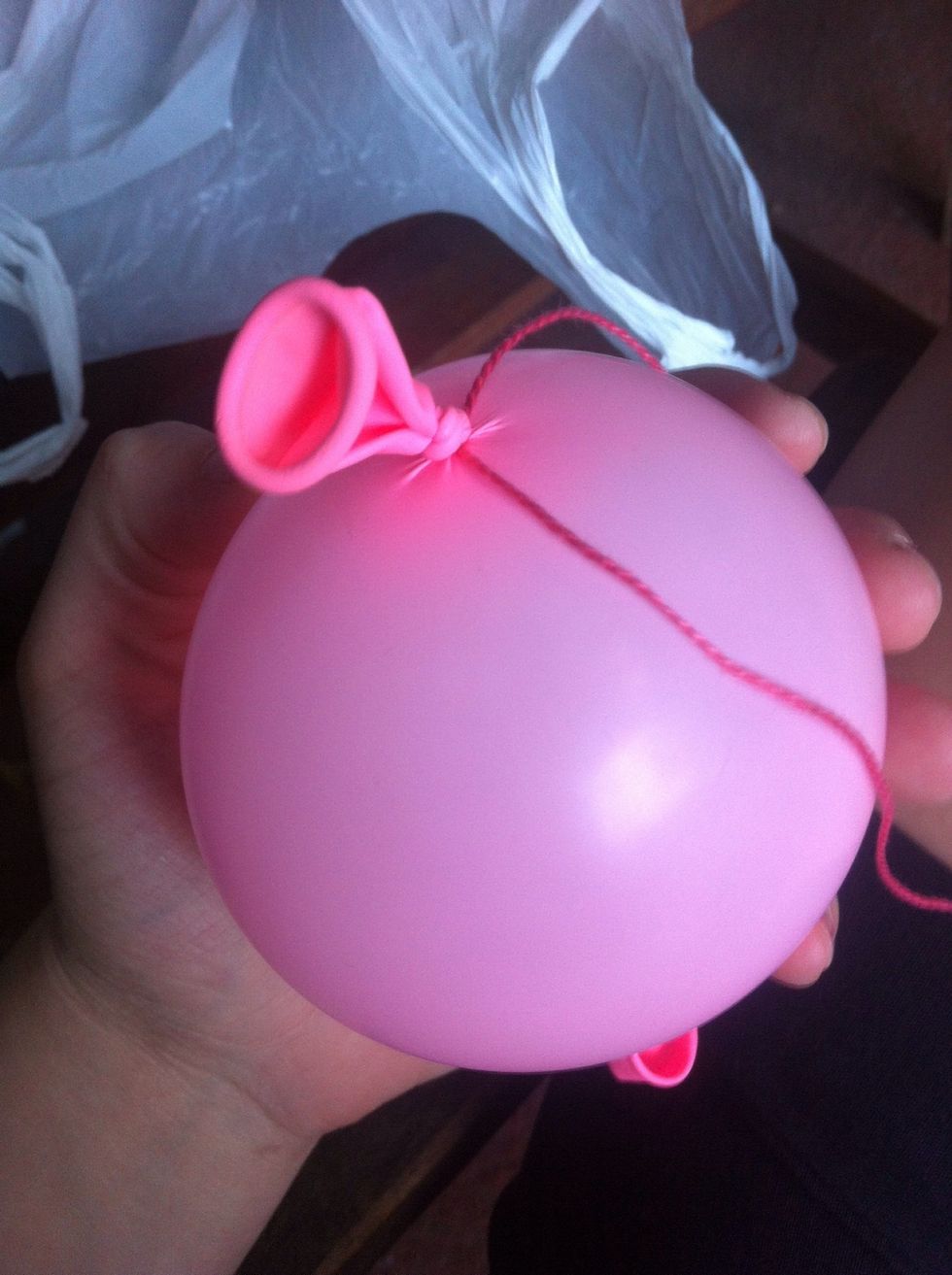Tie up your yarn, wool or string on the end of the balloon