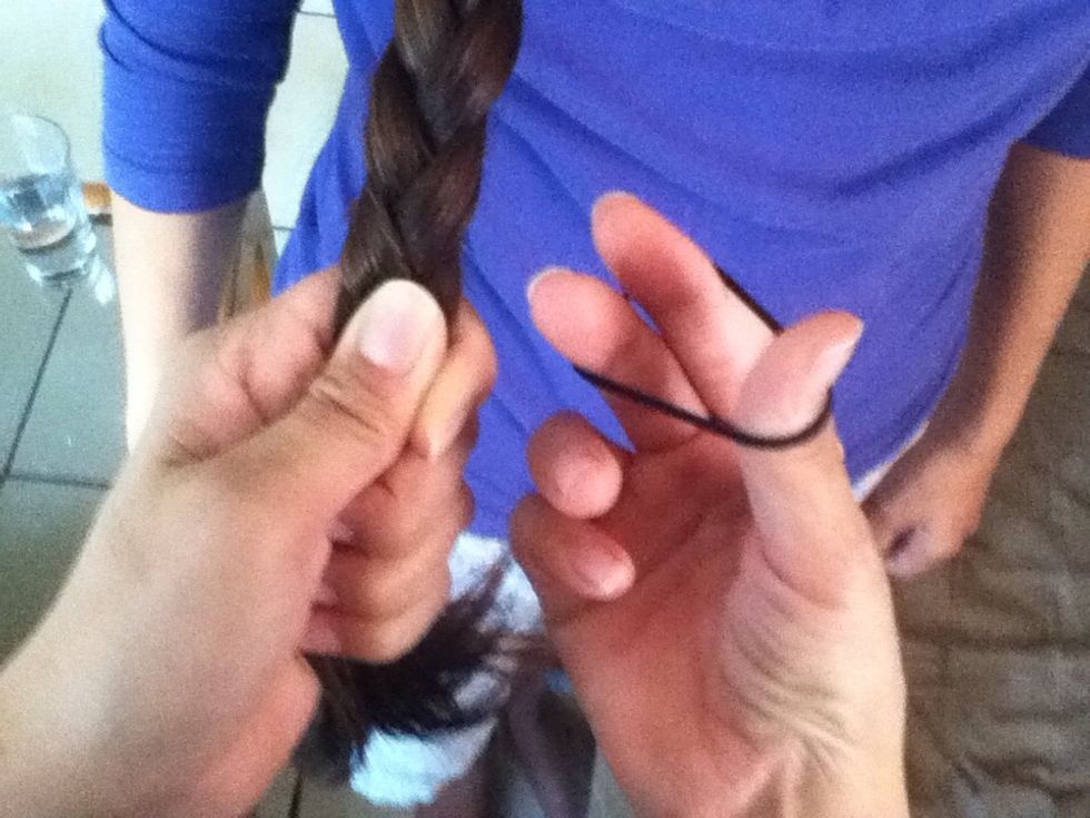 Tie your hair with the hair tie.