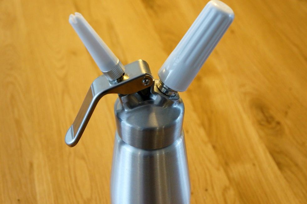 Tighten the screw cap and shake the siphon to dissolve the sugar.