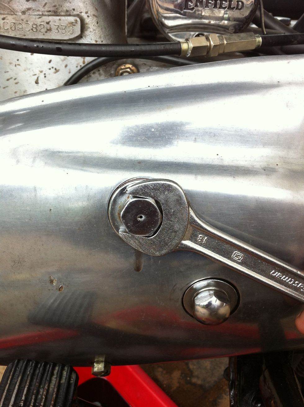 Tighten using 18 mm spanner