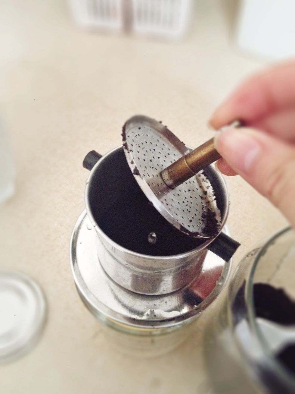 Tightly screw on the lid