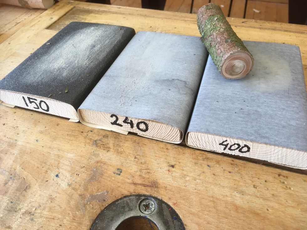 Till sist slipar du p\u00e5 400 pappret. Roterande r\u00f6relse