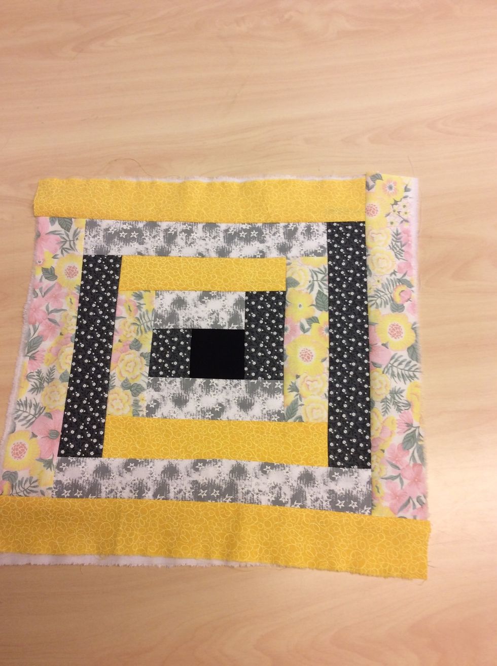 Till slut har du sytt fast 4 remsor p\u00e5 var sida och d\u00e5 \u00e4r framsidan p\u00e5 din kudde klar, GRATTIS \ud83d\ude00