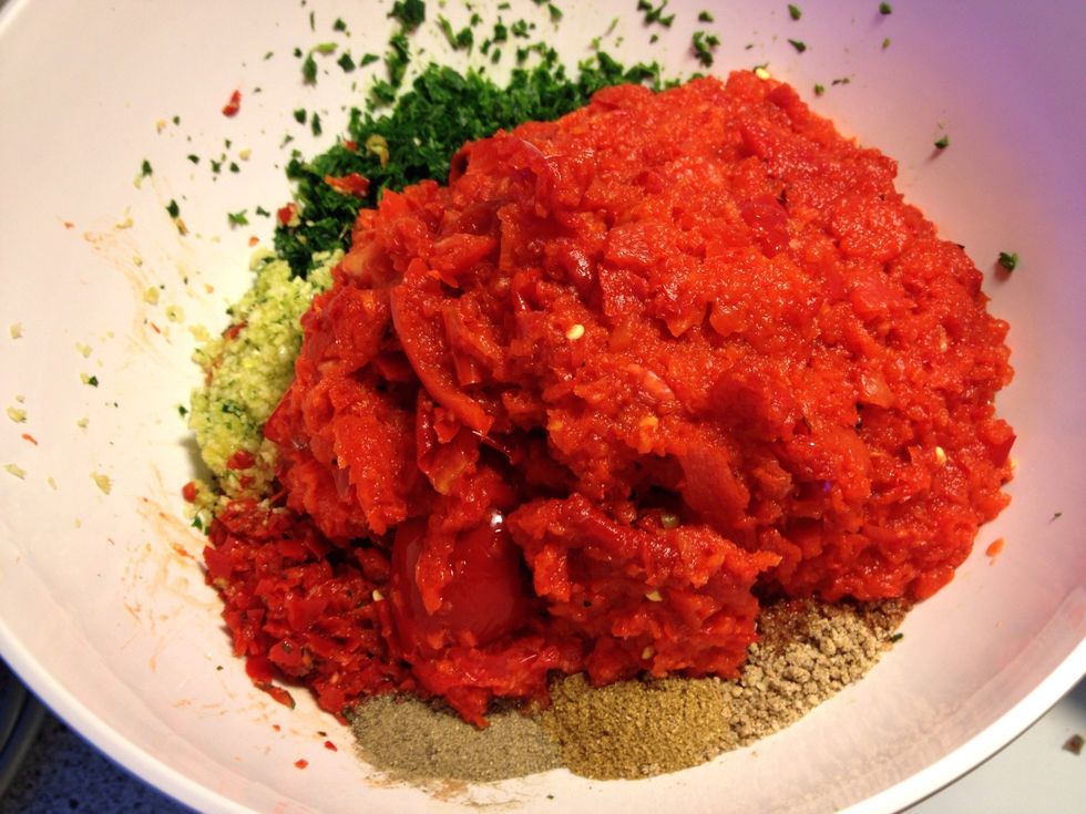 Tils\u00e6t r\u00f8de peberfrugts. Hvis skal er svitset og skallen pillet af, er det endnu bedre. Jeg pressede frugterne gennem rivejern k\u00f8kkenmixer. Du kan ogs\u00e5 findele peberfrugt gennem k\u00f8dhakkemaskine