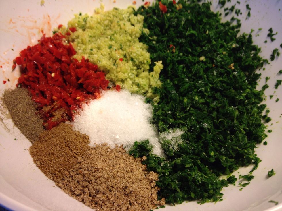 Tils\u00e6t salt 3 spsk og mix af krydderier (jeg har nogle der i forvejen er blandede og fra Georgien) : Bl\u00e5 bukkehornsfr\u00f8 4 spsk T\u00f8rrede koriander 4 spsk, T\u00f8rret dild / eller frisk 4 spsk.