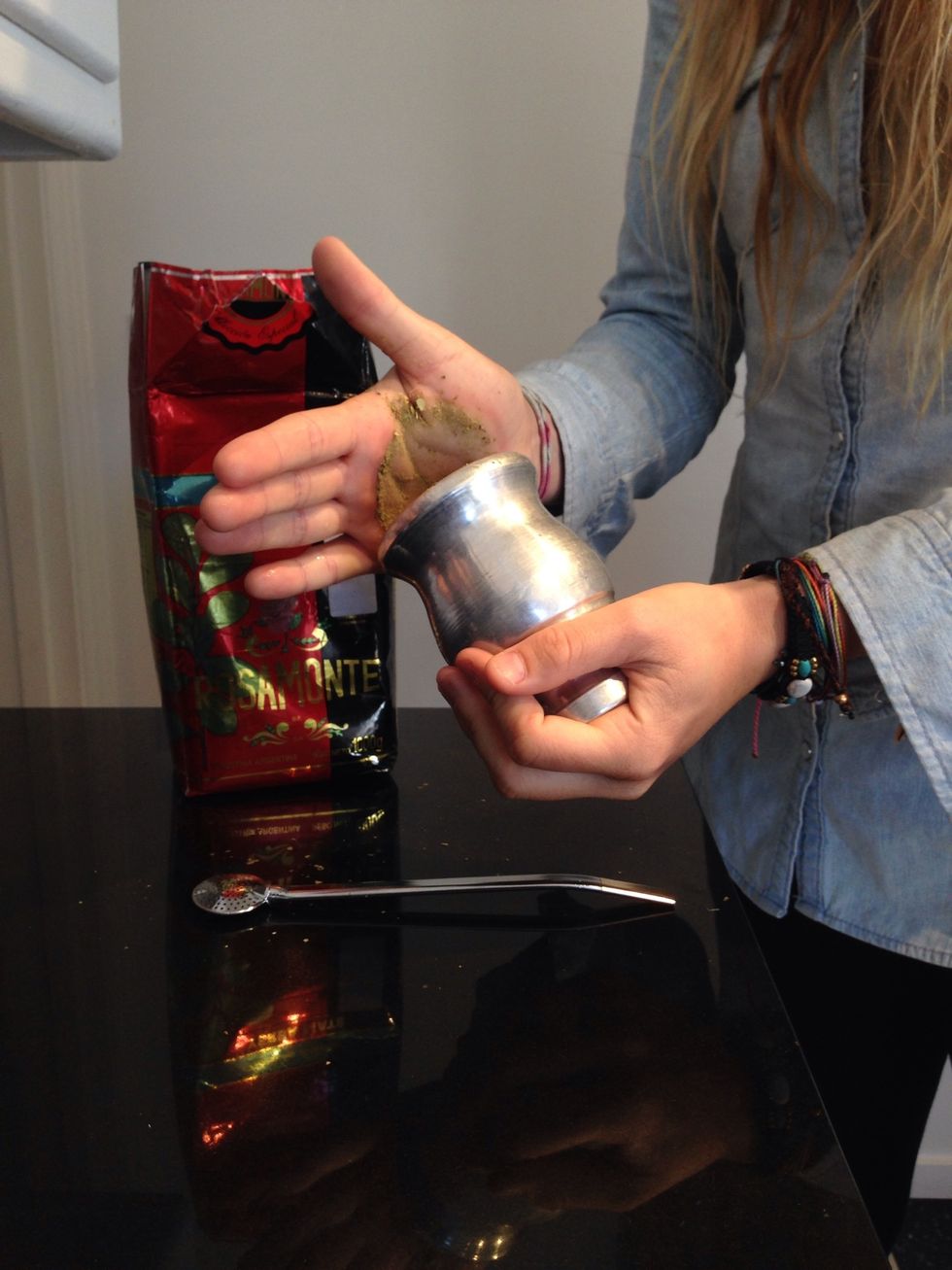 Tilt the gourd to less than 45 degrees & don't let all the yerba fall to the bottom